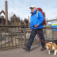 Foto/privat: „Günter Schmitt mit seiner Beagle-Hündin Emma starten an der Völklinger Hütte auf ihre 5.200 Kilometer lange Wanderung.“ - 5VIER