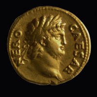 Zum letzten Mal der  Superstar  in unserem Programm: Kaiser Nero auf einer seiner Goldmünzen (Aufnahme: GDKE-Rheinisches Landesmuseum Trier, Thomas Zühmer)  - 5VIER