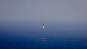 Eine Falcon9-Rakete landet auf einem Dronen-Schiff im Atlantik.