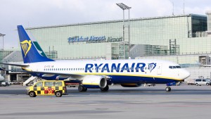 Unbeeindruckt vom ganzen Drama: eine Boeing 737-800 von Ryanair