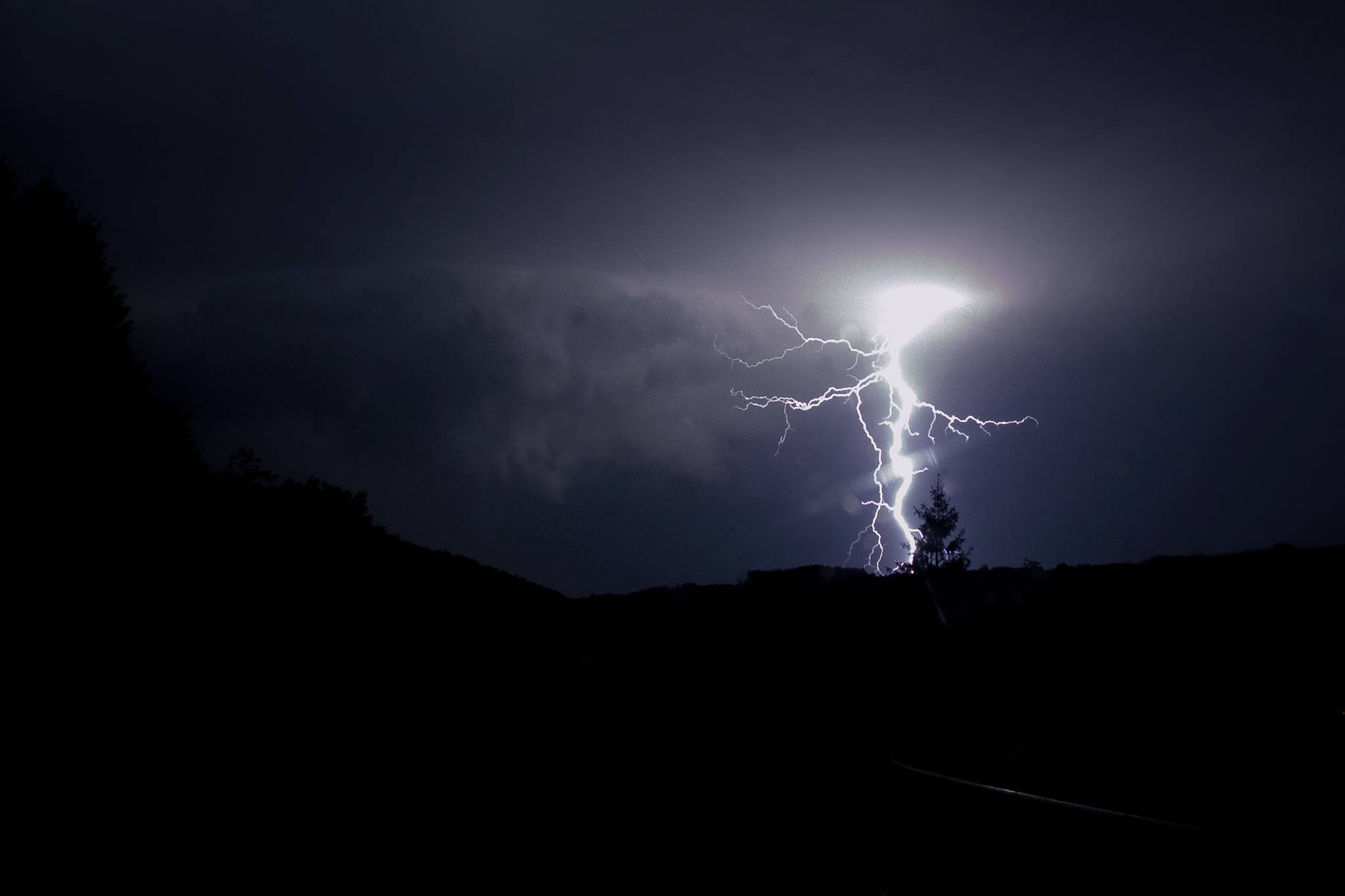 Ein Blitzeinschalg auf dem Land bei einem Gewitter. Foto: Tamara Holper via pexels.com