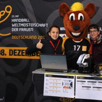 Megane Vallet, Franzi Garcia-Almendaris und Hannibal am Trierer WM-Stand in Metz