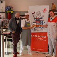 Roland Grundheber (von links), Patrick Böttel und Manfred Schmitt präsentieren Marx-Wurst und MArx-Steak - 5VIER