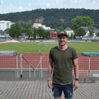 Eintracht-Kapitän Simon Maurer vor dem Hauptplatz. Foto: 5vier.de / Manuel Maus