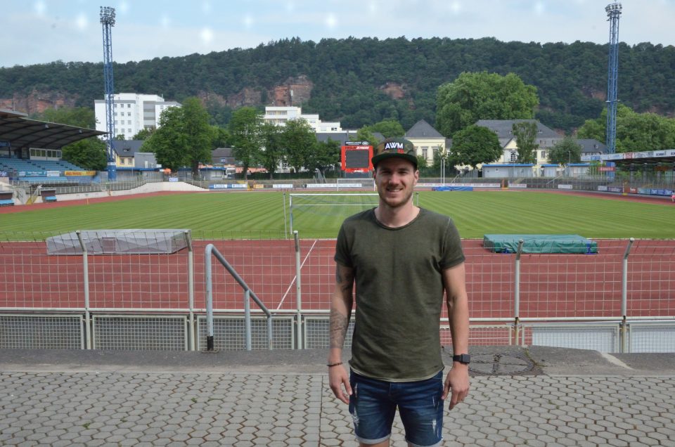 Eintracht-Kapitän Simon Maurer vor dem Hauptplatz. Foto: 5vier.de / Manuel Maus