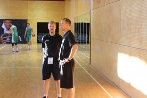 Jonas Borschel (links) unterstützt Gladiators-Coach Christian Held beim Training. Foto: 5vier.de / Manuel Maus