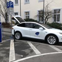 Tesla vor dem Bürgeramt in Trier an der Ladestation