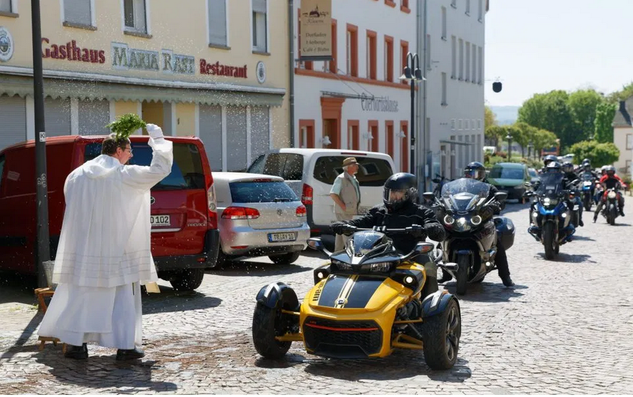 Pater Albert Seul OP segnet Motorradfahrer im Vorbeifahren in Klasen - Pressefotos: Franz Peter Wasser
