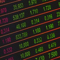 Börsencharts auf einen großen Screen - Image by Ahmad Ardity from Pixabay