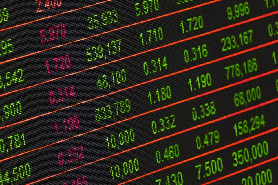 Börsencharts auf einen großen Screen - Image by Ahmad Ardity from Pixabay