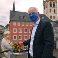 Auch ohne Altstadtfest: Oberbürgermeister schmückt Petrusstatue mit Blumen