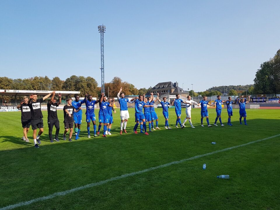 Eintracht Trier feiert Sieg - Foto: André Mergener