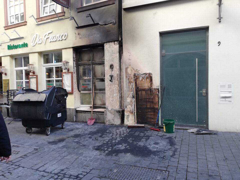 Brandschaden in der Palaststraße verursacht durch brennende Müllsäcke Foto: 5VIER.de