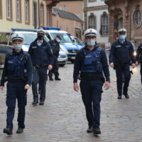 Bianca Mosig (l.) und Robert Kassube vom Kommunalen Vollzugsdienst starten zur gemeinsamen Streife mit Polizeibeamten in der Fußgängerzone. Foto: Stadt Trier
