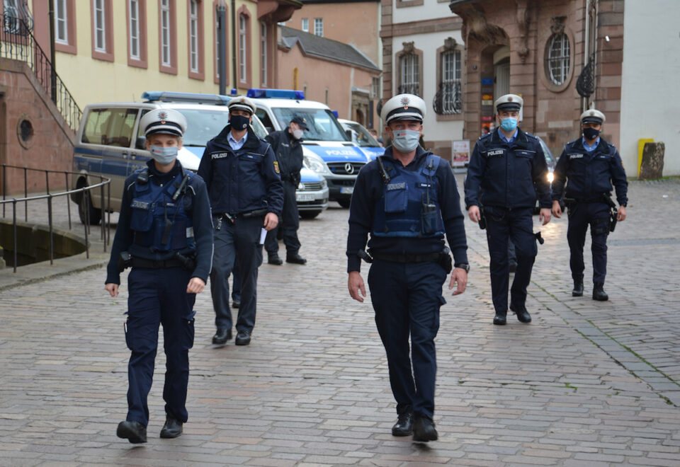 Bianca Mosig (l.) und Robert Kassube vom Kommunalen Vollzugsdienst starten zur gemeinsamen Streife mit Polizeibeamten in der Fußgängerzone. Foto: Stadt Trier