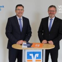 Die beiden Vorstände Norbert Friedrich und Alfons Jochem bei der ersten digitalen Vertreterversammlung im Online-Forum der Bank. Foto: Volksbank Trier