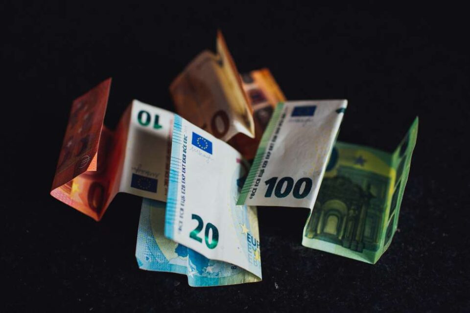 Das Bild zeigt Geldscheine. Foto: Markus Spiske von pexels