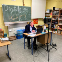 Andreas Steier beim Digitalgipfel mit Anja Karliczek in der Grundschule St. Antonius in Pellingen. Bildquelle: Andreas Steier