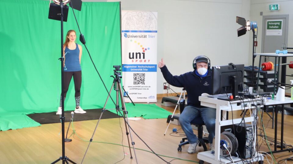 Der uniSPORT der Universität Trier hat sich ein Filmstudio in der Sporthalle eingerichtet, aus dem Liveworkouts für das neue Bewegungsförderprogramm BEST live gestreamt oder auch aufgenommen werden. Bildquelle: Universität Trier