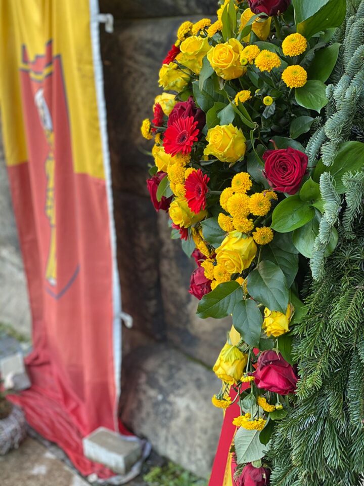 Zum Gedenken an die Opfer der Amokfahrt wurde an der Porta Nigra ein neuer Kranz der Stadt Trier niedergelegt. Bildquelle: Presseamt Trier