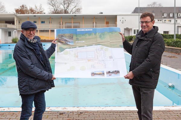 Sebastian Schön (Leiter der Gebäudewirtschaft Trier) und Werner Bonertz (Geschäftsführer der SWT Bäder GmbH) präsentieren die Pläne für das neue Nordbad. Bild: Stadtwerke Trier