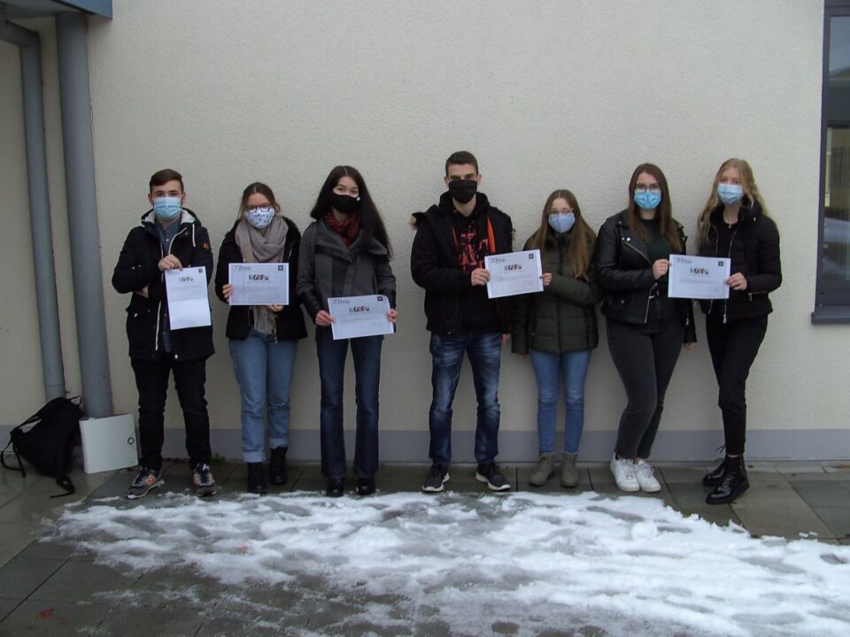 7 SchülerInnen haben erfolgreich ihr Zertifikat des Kurses "ModPo"erworben. Bildquelle: Thomas Oeffling
