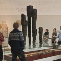Holzfunde in der Dauerausstellung des Rheinischen Landesmuseums Trier. Bildquelle: GDKE-Rheinisches Landesmuseum Trier, Thomas Zühmer