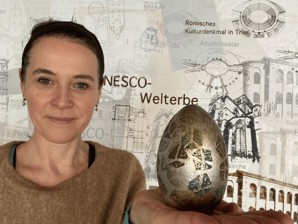 Anja Streese hat ein Osterei für die Osteraktion des nestwärme e.V. gestaltet. - Bild: nestwärme e.V.