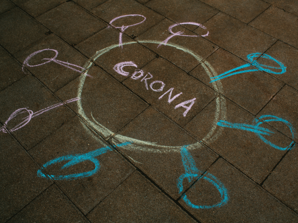 Symbolbild - Coronavirus als Kreidezeichnung auf einem öffentlichen Platz. - Bild: Markus Spiske on Unsplash