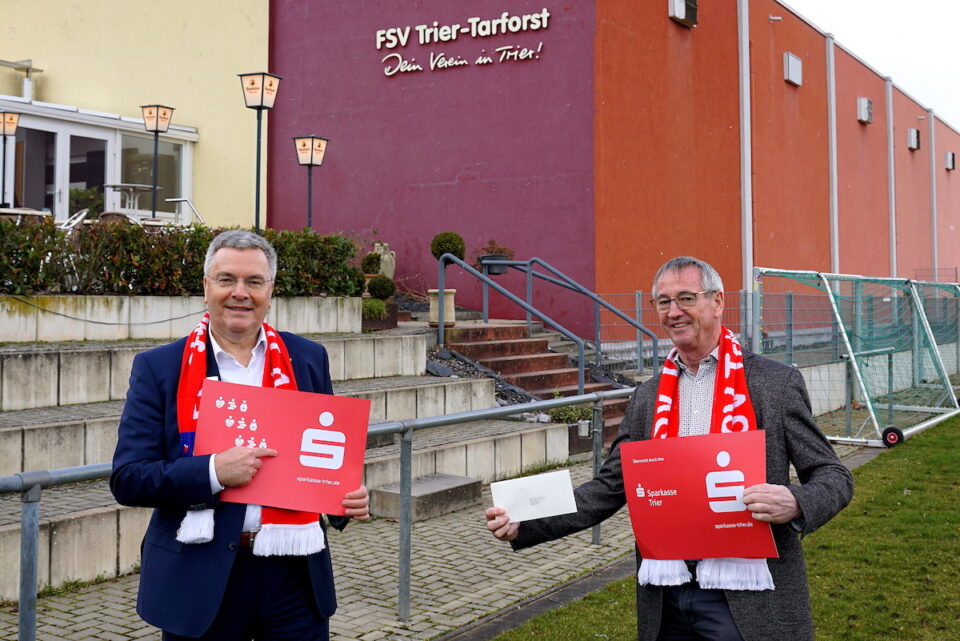 Das Foto zeigt den Vereinsvorsitzenden Werner Gorges (rechts) und Wolfgang Ziewers von der Sparkasse Trier (links) bei der Spendenübergabe vor dem Sportzentrum