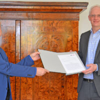 OB Wolfram Leibe und Alex Rollinger (schmitz e. V). präsentieren den unterzeichneten Beratungsvertrag - Bildrechte: Presseamt Trier