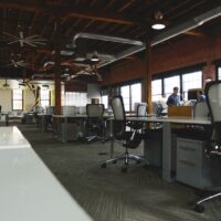 Das Bild zeigt ein leeres Büro. Foto: startup stock photos von pexels