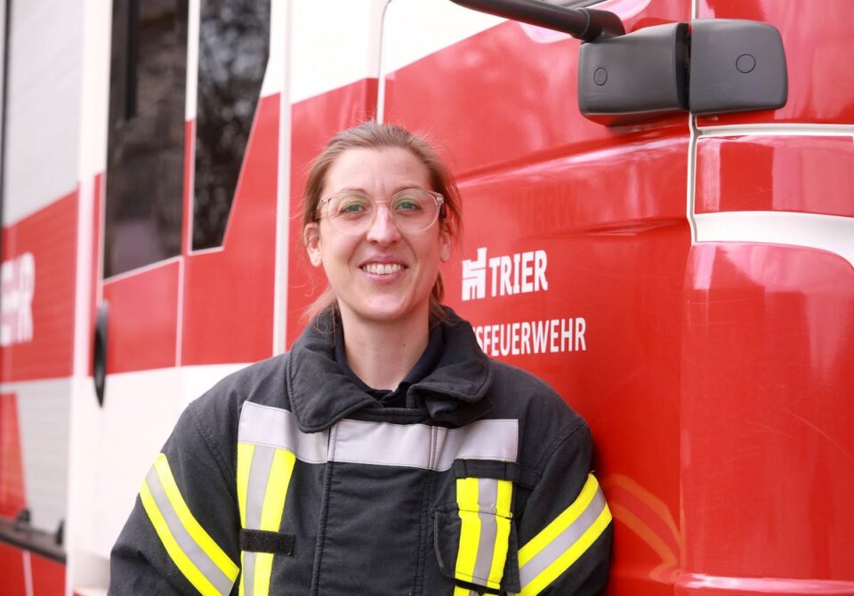 Heike Liesch ist die erste Frau bei der Trierer Berufsfeuerwehr. Damit erfüllte sie sich einen langgehegten Traum. Bildquelle: Presseamt Trier