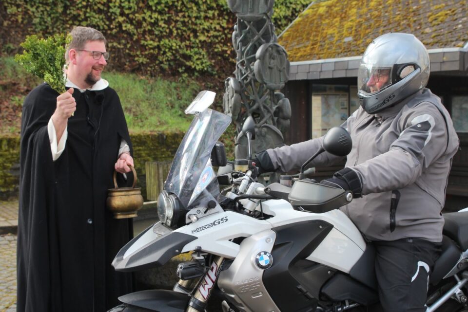 Pater Albert Seul OP bei der Motorradsegnung mit Ralf Fritsche. Bildquelle: Tobias Marenberg