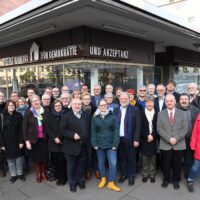 Die Landesarbeitsgemeinschaft der Gedenkstätten und Erinnerungsinitiativen zur NS-Zeit hier vor dem Haus des Erinnerns in Mainz. Bildquelle: LAG