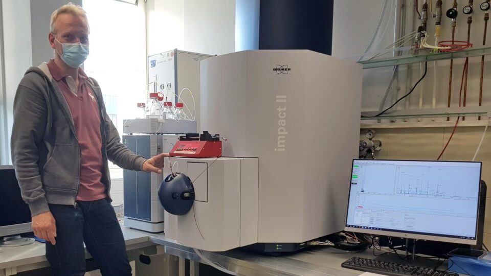  Prof. Dr. Sören Thiele-Bruhn arbeitet am neuen Massenspektrometer. Das Gerät ist so groß, dass es nicht ganz auf das Bild passt. Bildquelle: Universität Trier
