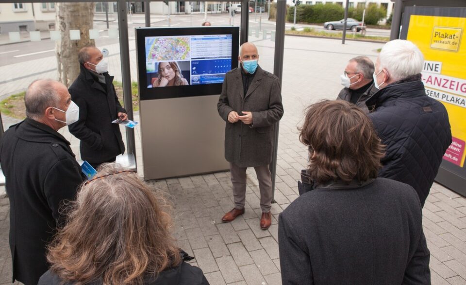 Michael Schröder - Mobilitätsleiter der SWt präsentiert das digitale Fahrgastinfosystem - Foto: SWT