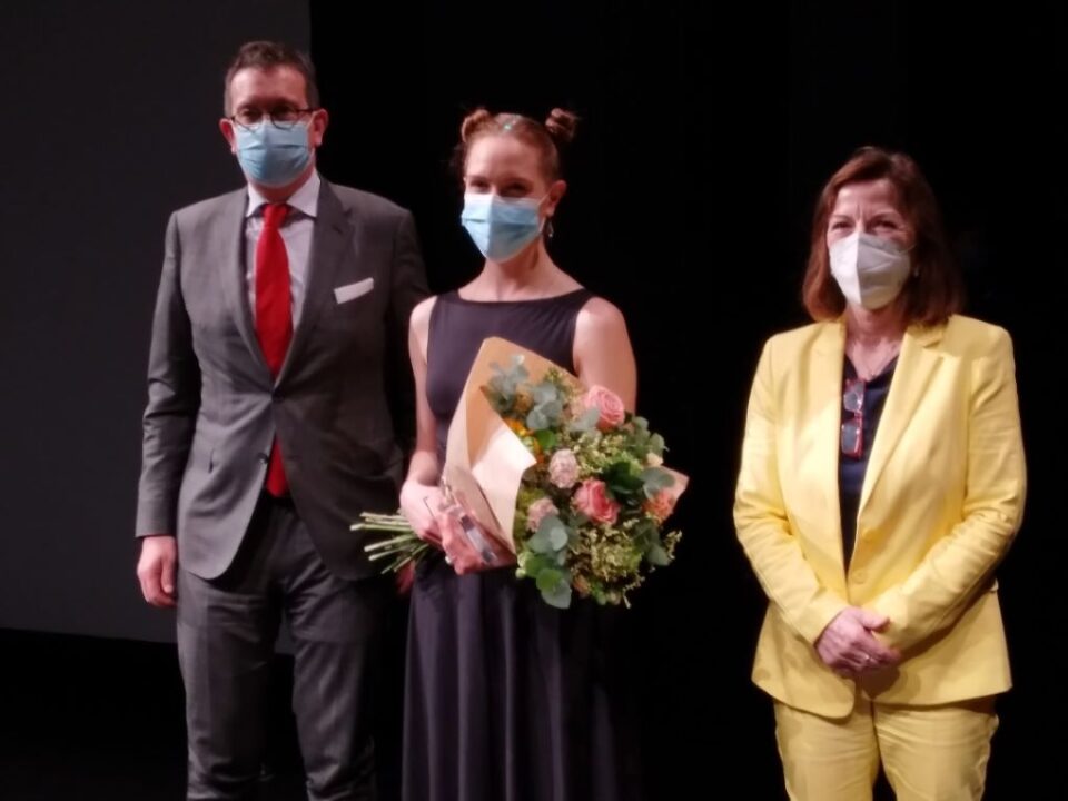 Bei der Siegerehrung erhielt Gewinnerin Anina Rubin (Mitte) neben dem Preisgeld einen Blumenstrauß. Bildquelle: Quattropole