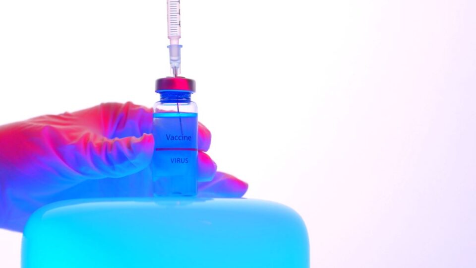 Das Bild zeigt eine Impfnadel die mit dem Impfstoff gefüllt wird. Bildquelle: pexels.com