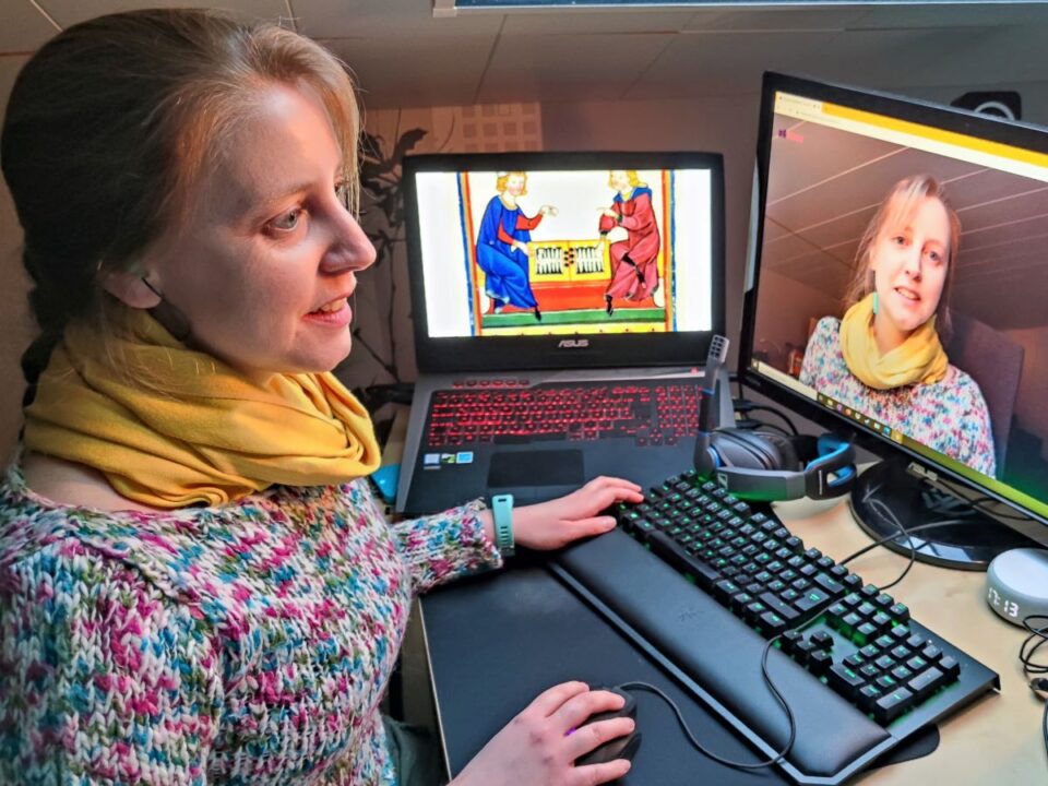 Kursleiterin Hanna Verena Knopp bei einer Online-Folge der Museumsdetektive. Bildquelle: Stadtmuseum Simeonstift Trier