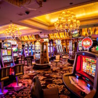 Das Bild zeigt ein Casino mit Spielautoamten von Innnen - Foto: Kvnga on Unsplash