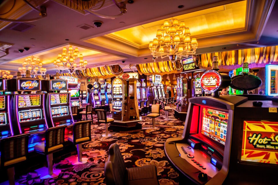 Das Bild zeigt ein Casino mit Spielautoamten von Innnen - Foto: Kvnga on Unsplash