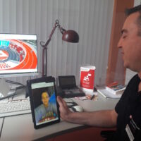 Berufsberater Danny Lentes im Live-Chat über digitale Medien mit einem jugendlichen Messebesucher. Foto: Agentur für Arbeit Trier