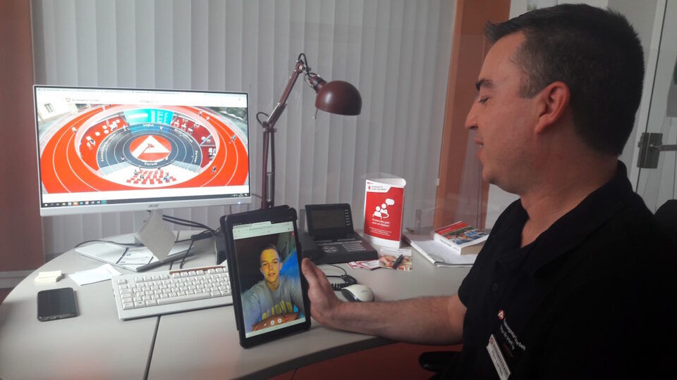 Berufsberater Danny Lentes im Live-Chat über digitale Medien mit einem jugendlichen Messebesucher. Foto: Agentur für Arbeit Trier