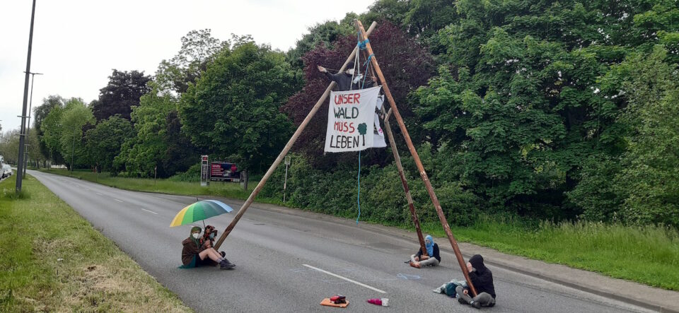 Das Bild zeigt die Klimaaktivisten auf einem Tripod am Krahnenufer Trier. - Foto: klimavernetzung-trier@riseup.net