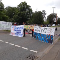Das Bild zeigt Trierer Klimaaktivisten beim Blockieren eines Hauptverkehrsweges in Trier. - Foto: klimavernetzung-trier@riseup.net