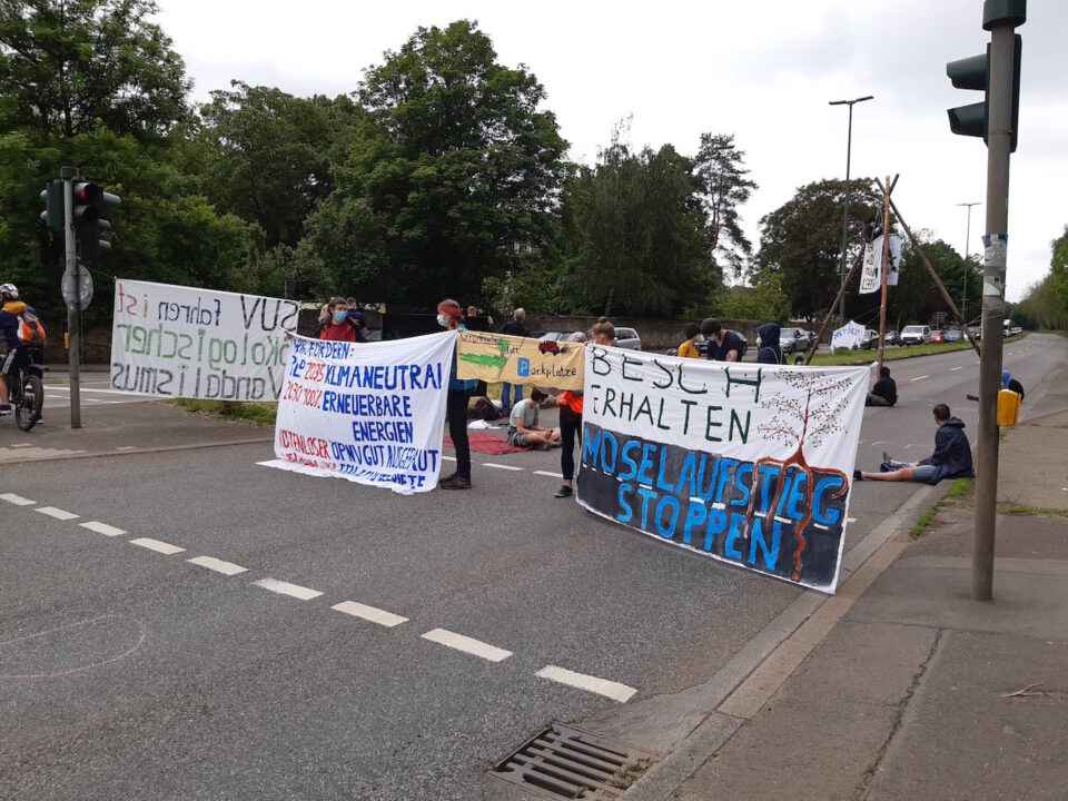 Das Bild zeigt Trierer Klimaaktivisten beim Blockieren eines Hauptverkehrsweges in Trier. - Foto: klimavernetzung-trier@riseup.net