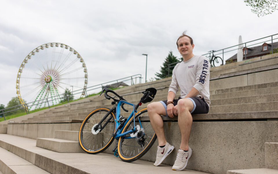Michael Martel mit seinem neuen Fahrrad am Zurlaubener Ufer in Trier. Bildrechte: 5vier.de/Frederik Herrmann.