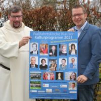 Pater Albert Seul und Tobias Marenberg präsentieren das Plakat zu Kultur in der Wallfahrtskirche 2021. Bildquelle: Tobias Marenberg