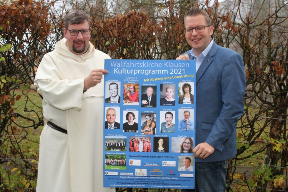 Pater Albert Seul und Tobias Marenberg präsentieren das Plakat zu Kultur in der Wallfahrtskirche 2021. Bildquelle: Tobias Marenberg